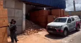 Moradores do local afirmaram sentir um forte odor vindo da vítima a acionaram a Polícia Militar.