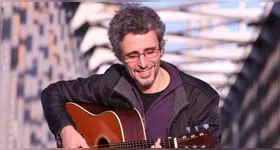 Com uma trajetória marcada pela sofisticação musical, Vitor Ramil já teve suas obras interpretadas por ícones como Mercedes Sosa, Caetano Veloso, Milton Nascimento, Ney Matogrosso e Gal Costa.
