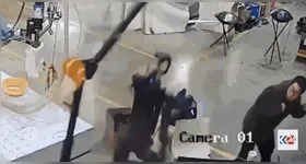 Um robô humanoide surpreendeu funcionários em uma fábrica ao se mover de forma inesperada.