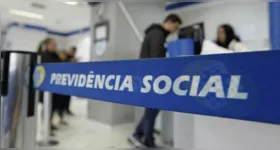 Descontos indevidos foram mantidos em abril, mesmo após bloqueio e investigação da Polícia Federal.