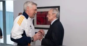 Carlo Ancelotti e Florentino Pérez se cumprimentam antes da final da Copa do Rei.