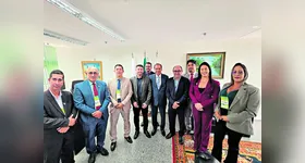 O prefeito Estrela Nogueira, de Augusto Corrêa, com a vice-prefeita Gelzi Araújo e vereadores durante visita ao senador Jader.