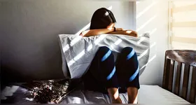 Um estudo global com mais de 200 mil participantes revela que os jovens adultos enfrentam níveis inéditos de tristeza e dificuldades emocionais.
