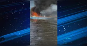 As chamas que engoliram a embarcação assustaram quem passava pela orla de Itaituba, na última segunda-feira (12).