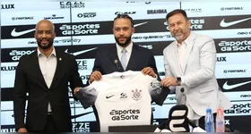 Memphis Depay durante sua apresentação oficial no Corinthians; holandês foi alvo de disputa nos bastidores, segundo empresário que alega intermediação na negociação.