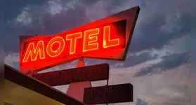 Imagem ilustrativa da notícia Homem leva duas mulheres para motel e chama mãe para pagar