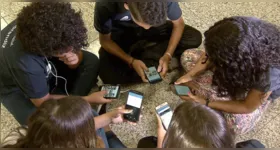 O Movimento Desconecta propõe infância sem celular até os 14 anos e redes sociais só após os 16.