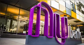 Boato sobre fim do Nubank se espalha nas redes sociais, mas fintech segue operando normalmente.