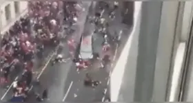 Multidão foi atropelada durante festa pelo título do Liverpool; investigação segue com imagens de câmeras e depoimentos das vítimas.