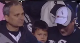 Uma imagem do recém-nomeado Papa Leão XIV no meio da torcida durante uma partida em Chicago viralizou nas redes sociais.
