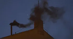 Às 11h (horário de Brasília), os cardeais devem retornar à Capela Sistina, onde farão orações e continuarão o conclave. Serão mais duas sessões de voto, se necessário.
