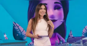 Apresentadora do SBT apostou em vestido branco com fenda para especial de Dia das Mães