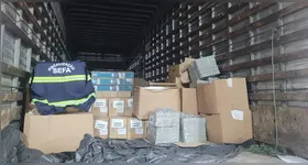 Um caminhão com nota fiscal inidônea e uma carga de equipamentos sem documentação fiscal foram retidos pelas equipes de fiscais.