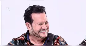 A publicação foi feita nesta quinta-feira (15) no canal do artista no YouTube, na qual toca o clássico do brega paraense "Loirinha".