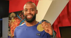 Nos estúdios da RBATV, Reynaldo exibe a medalha de campeão do Parazão 2025, conquistada pelo Clube do Remo no último domingo (11).