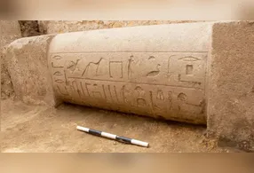 Porta gigantesca de 4.400 anos revela túmulo de príncipe egípcio.