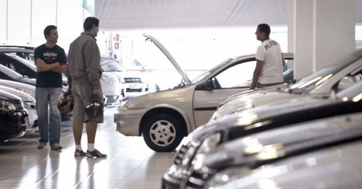 O golpe começa com a sabotagem do veículo ao acessar o cofre do motor