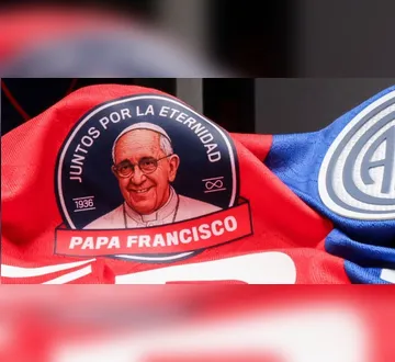 Imagem ilustrativa da imagem San Lorenzo joga com camisa em homenagem ao Papa Francisco