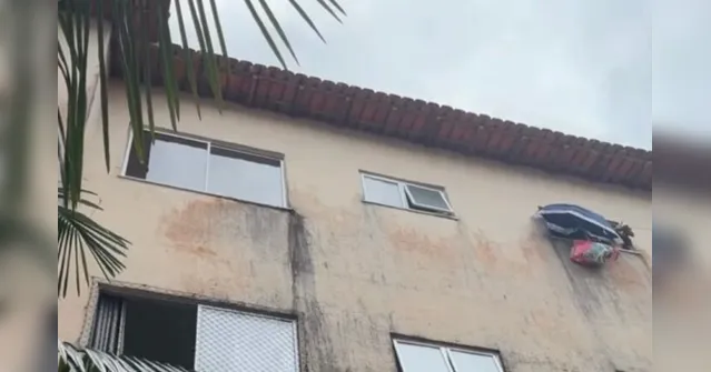 Imagem ilustrativa da notícia Idosa cai do 4° andar de prédio ao tentar arrumar cortina
