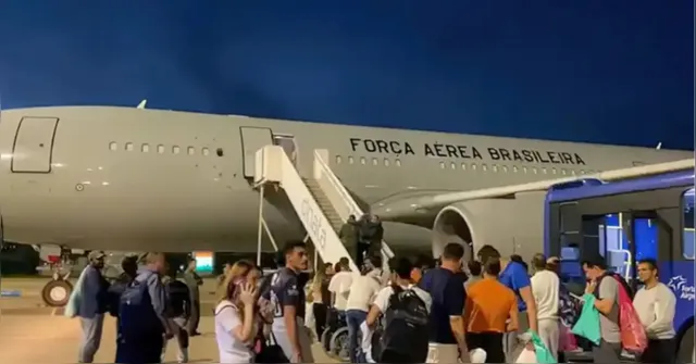 Imagem ilustrativa da notícia Mais de 100 brasileiros deportados dos EUA desembarcam em Fortaleza