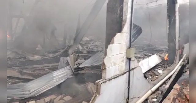 Imagem ilustrativa da notícia Vídeo: incêndio em fábrica de Outeiro atingiu mais de 20 casas