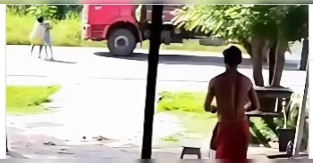 Imagem ilustrativa da notícia Vídeo: mãe salva filha autista de ser atropelada por caminhão