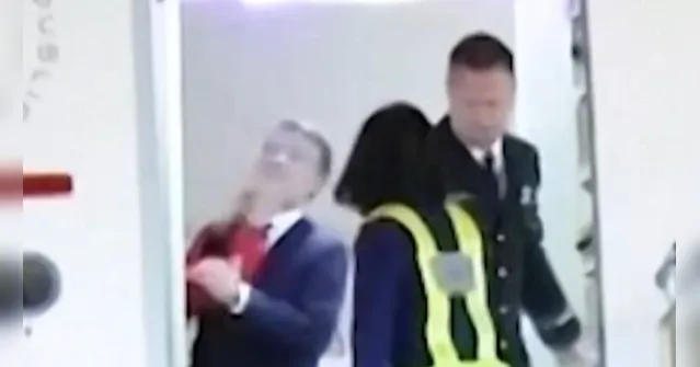 Imagem ilustrativa da notícia Macron é agredido pela esposa no rosto, mas ameniza episódio