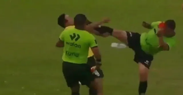 Imagem ilustrativa da notícia Vídeo: árbitro se defende com pisão para não ser agredido em campo