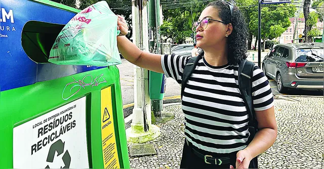 Imagem ilustrativa da notícia Agentes orientam sobre uso de contêineres de recicláveis