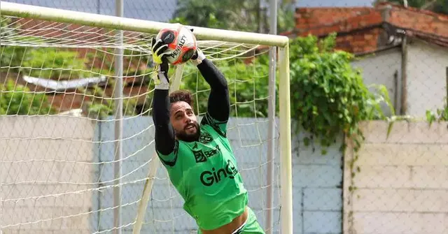 Imagem ilustrativa da notícia Após 2 jogos, goleiro Alisson deixa Paysandu e volta ao Criciúma