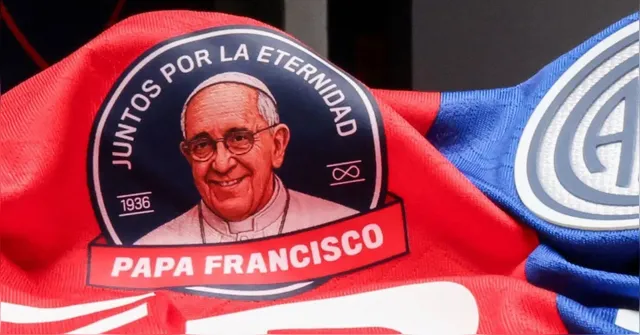 Imagem ilustrativa da notícia San Lorenzo joga com camisa em homenagem ao Papa Francisco