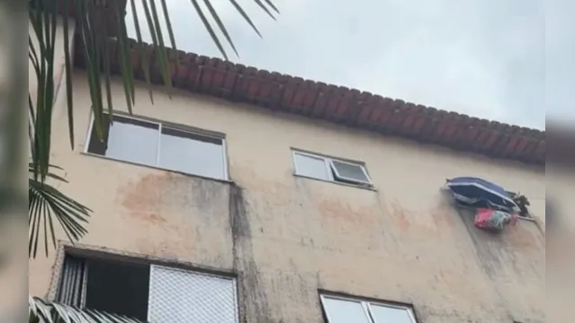 Imagem ilustrativa da notícia Idosa cai do 4° andar de prédio ao tentar arrumar cortina