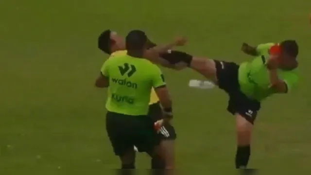 Imagem ilustrativa da notícia Vídeo: árbitro se defende com pisão para não ser agredido em campo