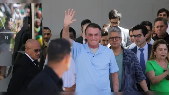 Imagem ilustrativa da notícia Bolsonaro recebe alta e deixa hospital três semanas após cirurgia