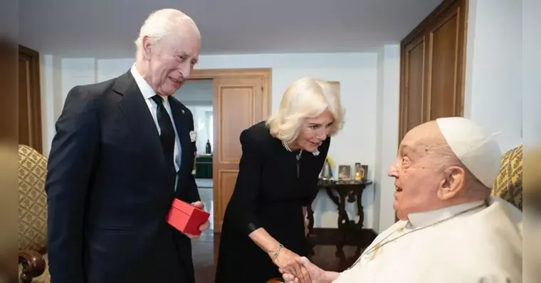 Imagem ilustrativa da notícia Por que Rei Charles III não foi ao funeral do Papa Francisco?