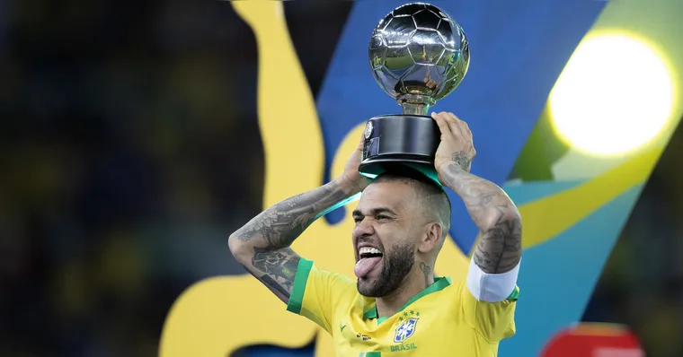 Imagem ilustrativa da notícia Daniel Alves sugere retorno ao futebol em post simbólico