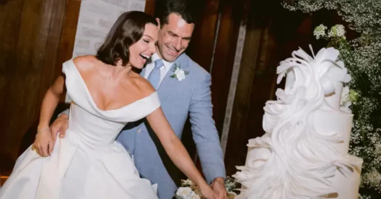 Imagem ilustrativa da notícia Disputa pelo buquê agita casamento de Isis Valverde. Quem pegou?