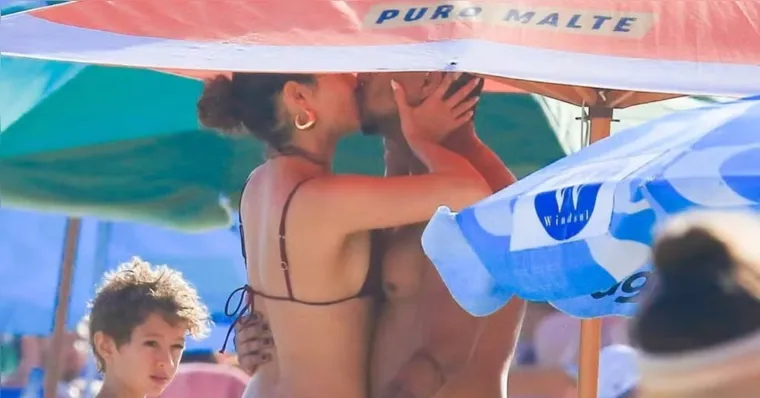 Imagem ilustrativa da notícia Xamã e Sophie Charlotte são flagrados aos beijos em praia do Rio