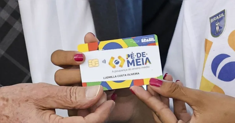 Imagem ilustrativa da notícia R$ 200 do Pé-de-Meia 2025 começam a ser pagos nesta segunda (31)