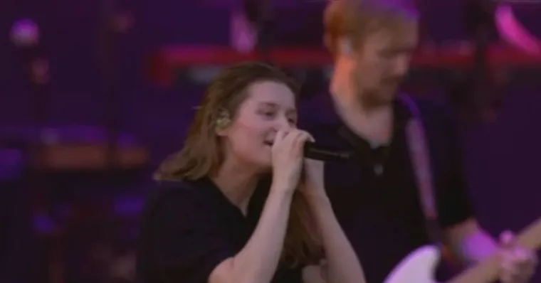 Imagem ilustrativa da notícia "Deus é gay", diz cantora norueguesa em show no Lollapalooza