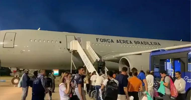 Imagem ilustrativa da notícia Mais de 100 brasileiros deportados dos EUA desembarcam em Fortaleza
