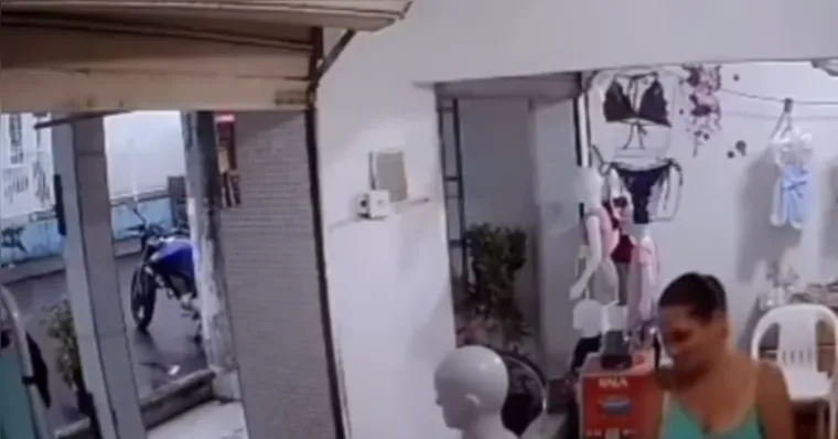 Imagem ilustrativa da notícia Criança alerta avó sobre raio e evita acidente registrado em vídeo
