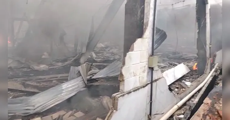 Imagem ilustrativa da notícia Vídeo: incêndio em fábrica de Outeiro atingiu mais de 20 casas