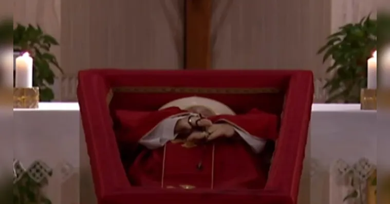 Imagem ilustrativa da notícia Vaticano divulga primeiras imagens do papa Francisco no caixão
