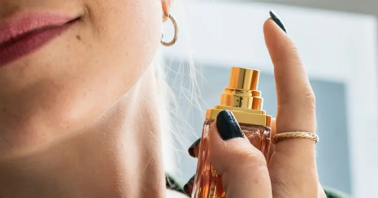 Imagem ilustrativa da notícia Batom e rímel! Entenda por que cosmético vencido é risco à saúde