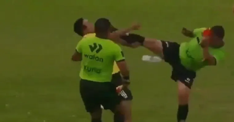 Imagem ilustrativa da notícia Vídeo: árbitro se defende com pisão para não ser agredido em campo