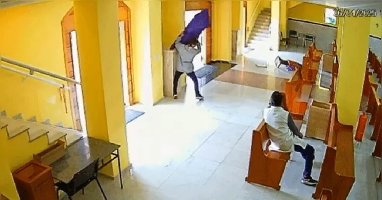 Imagem ilustrativa da notícia Vídeo: homem invade igreja e arremessa imagens de santos