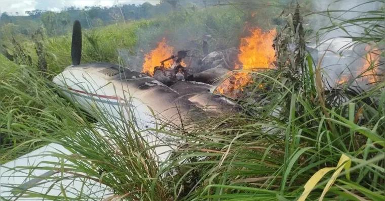 Imagem ilustrativa da notícia Traficantes incendeiam avião com drogas após pouso no Pará