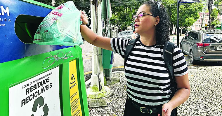 Imagem ilustrativa da notícia Agentes orientam sobre uso de contêineres de recicláveis