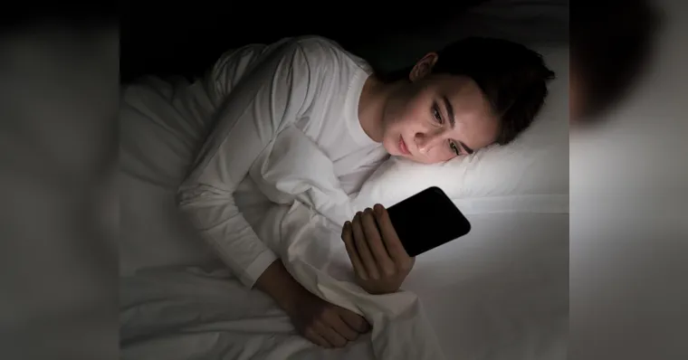 Imagem ilustrativa da notícia Alerta: dormir perto do celular pode ser um risco à saúde
